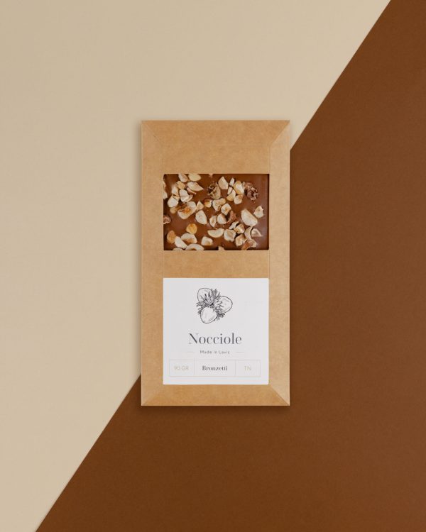 Cioccolato al latte con nocciole tostate